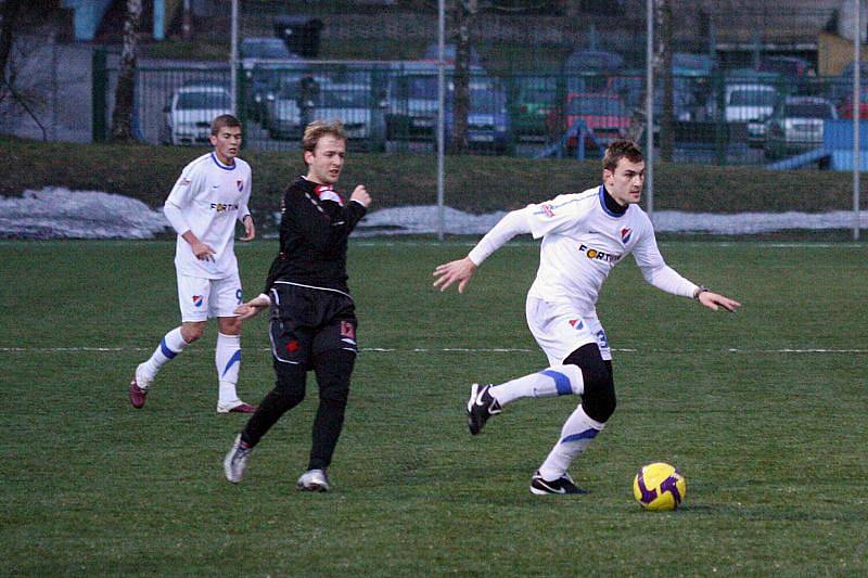 Baníkovci (v bílém) si v pohodě poradili s Orlovou v poměru 9:0.