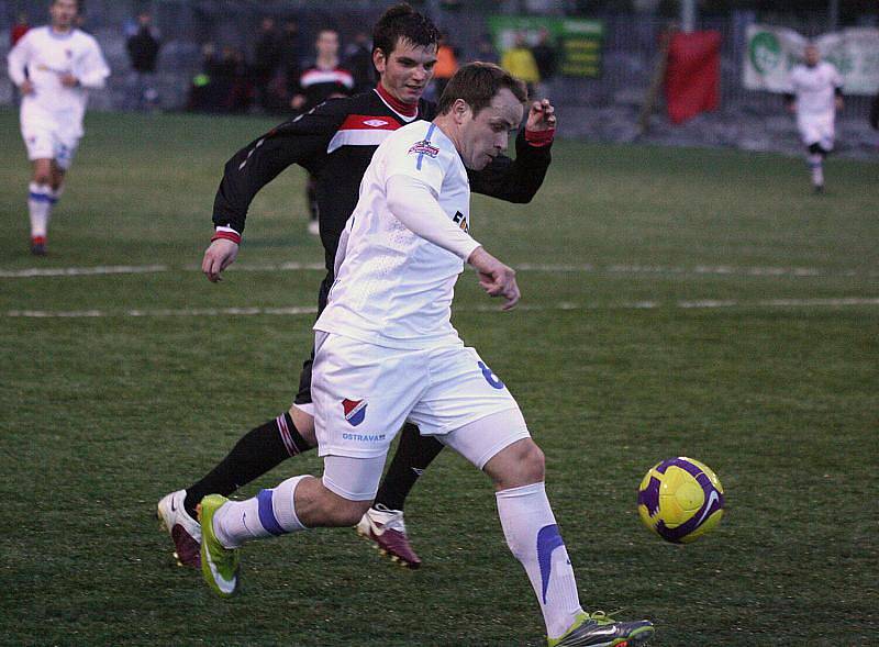 Baníkovci (v bílém) si v pohodě poradili s Orlovou v poměru 9:0.