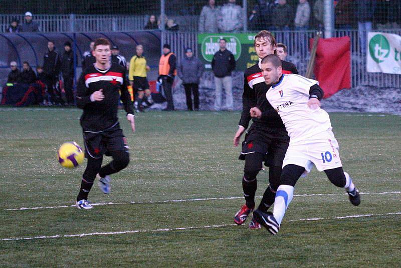 Baníkovci (v bílém) si v pohodě poradili s Orlovou v poměru 9:0.