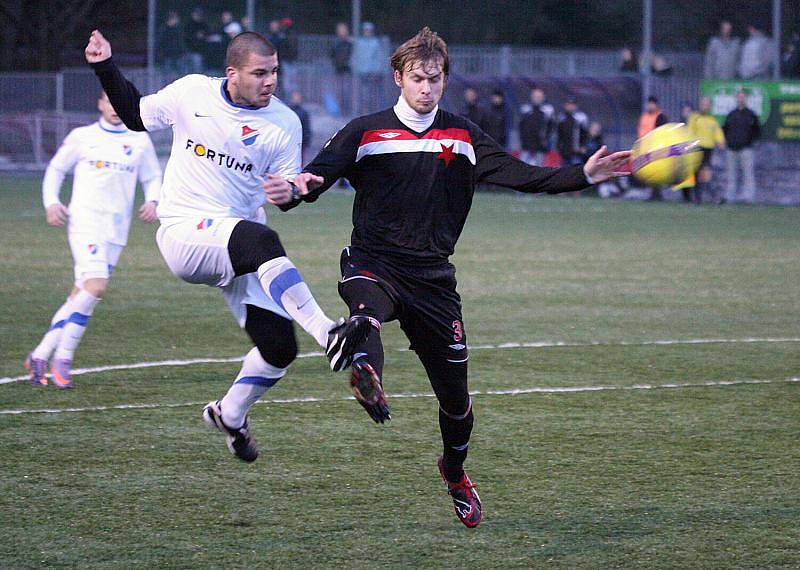 Baníkovci (v bílém) si v pohodě poradili s Orlovou v poměru 9:0.