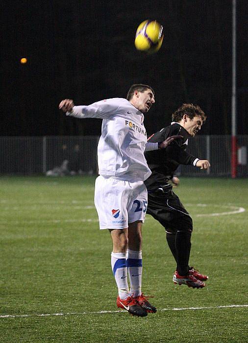 Baníkovci (v bílém) si v pohodě poradili s Orlovou v poměru 9:0.