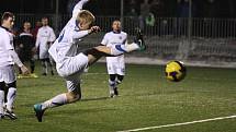 Baníkovci (v bílém) si v pohodě poradili s Orlovou v poměru 9:0.