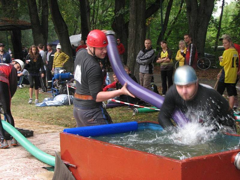 Soutěž dobrovolných hasičů v požárním útoku v Albrechticích