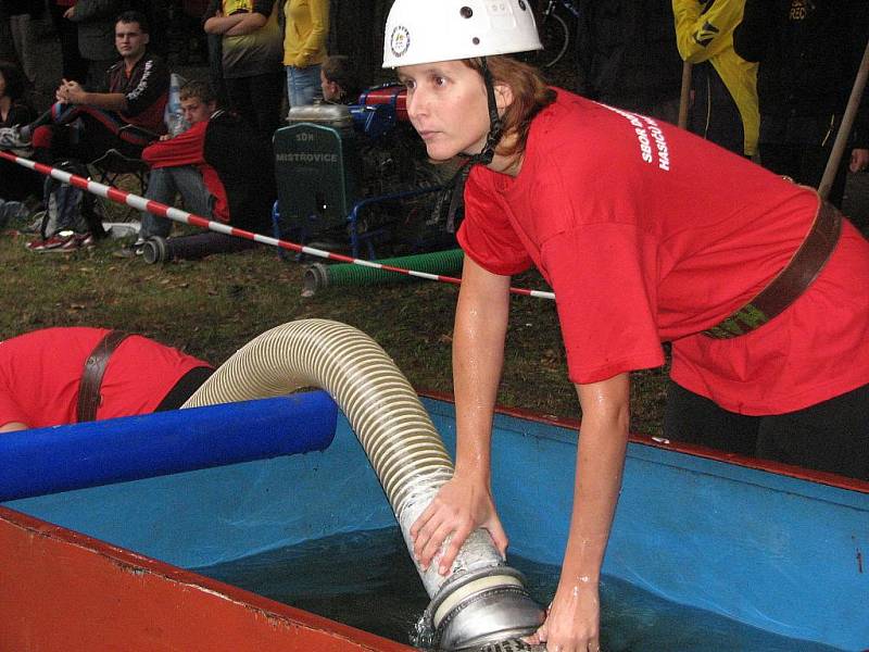 Soutěž dobrovolných hasičů v požárním útoku v Albrechticích