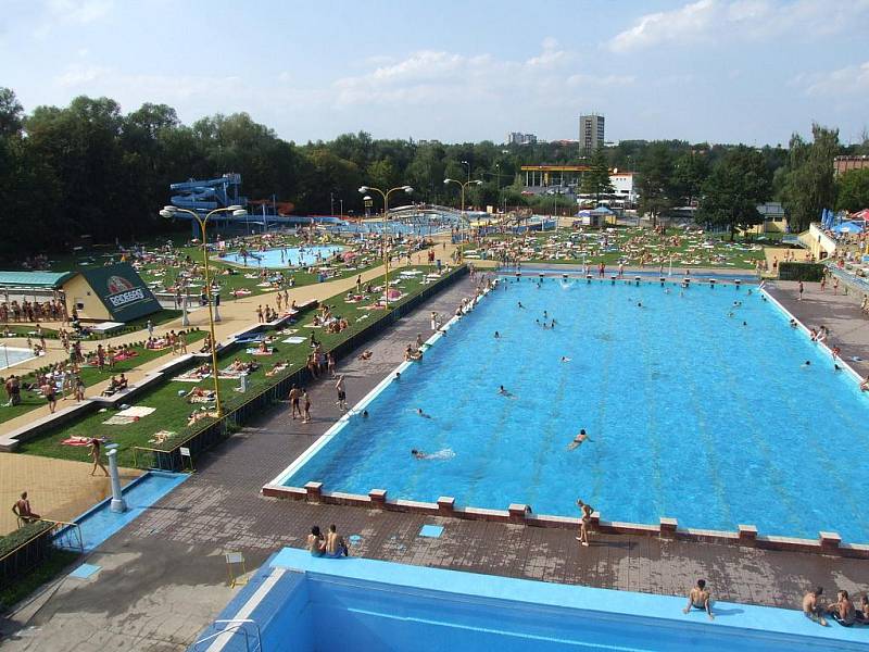 Letní koupaliště v Havířově. Pohled ze skokanské věže