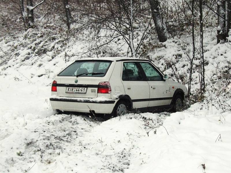 Na Ostravské ulici nezvládla řidička řízení a vyjela mimo silnici.