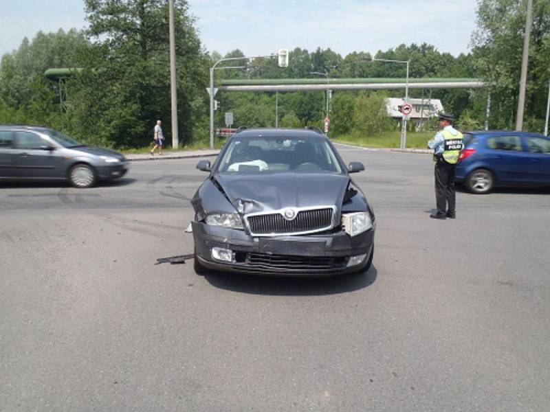 Nehoda osobních vozů na Orlovské ulici
