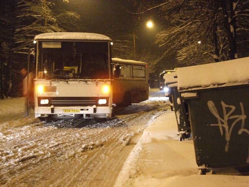 I přes celonoční plužení měli řidiči potíže s jízdou v kopcích i ráno. Zpoždění nabral třeba kloubový autobus.