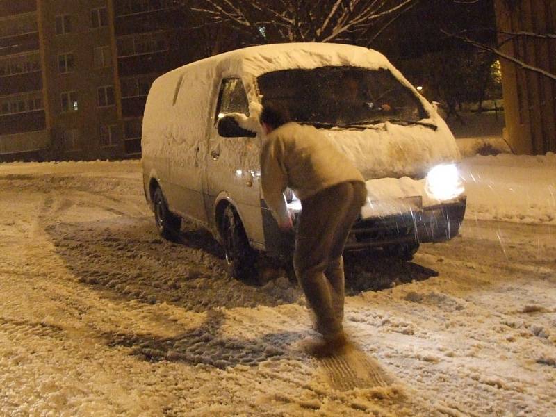 I přes celonoční plužení měli řidiči potíže s jízdou v kopcích i ráno. Na Okrajové ulici uvízla také dodávka.