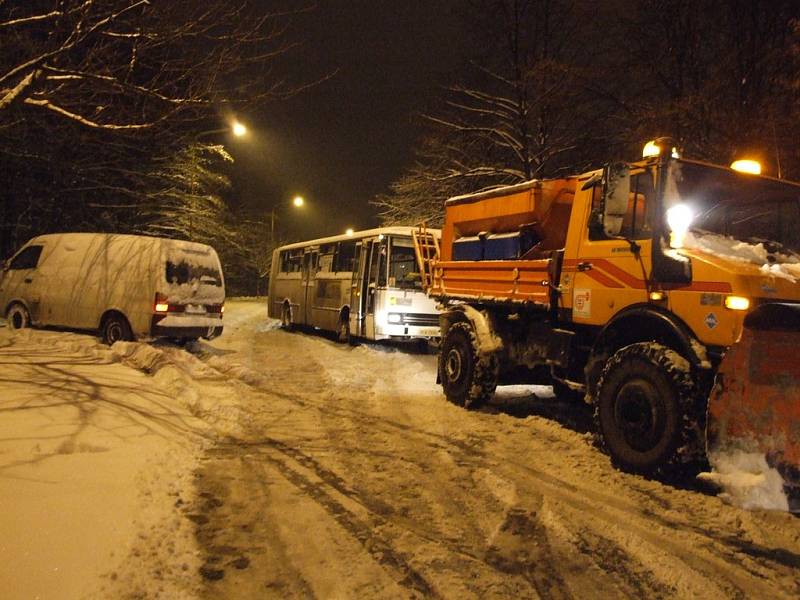 I přes celonoční plužení měli řidiči potíže s jízdou v kopcích i ráno. Pomohlo vytažení pluhem.