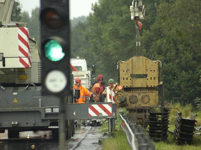 V Karviné-Loukách začala uzavírka silnice vedoucí do Českého Těšína. Cesta byla poškozena při květnové povodni, nyní se silničáři pustili do opravy