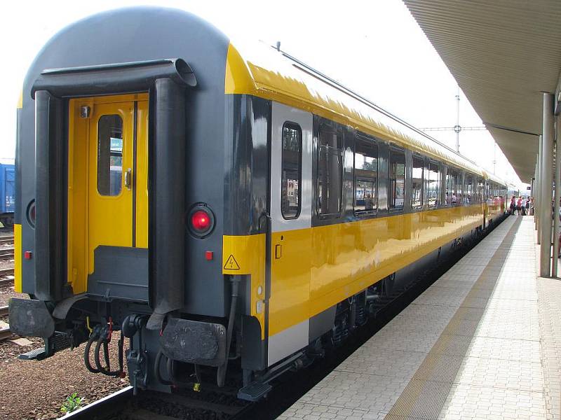 Představení IC RegioJet při servisní jízdě z krnovské lakovny do Kolína, kde bude vlak vybaven novým interiérem.