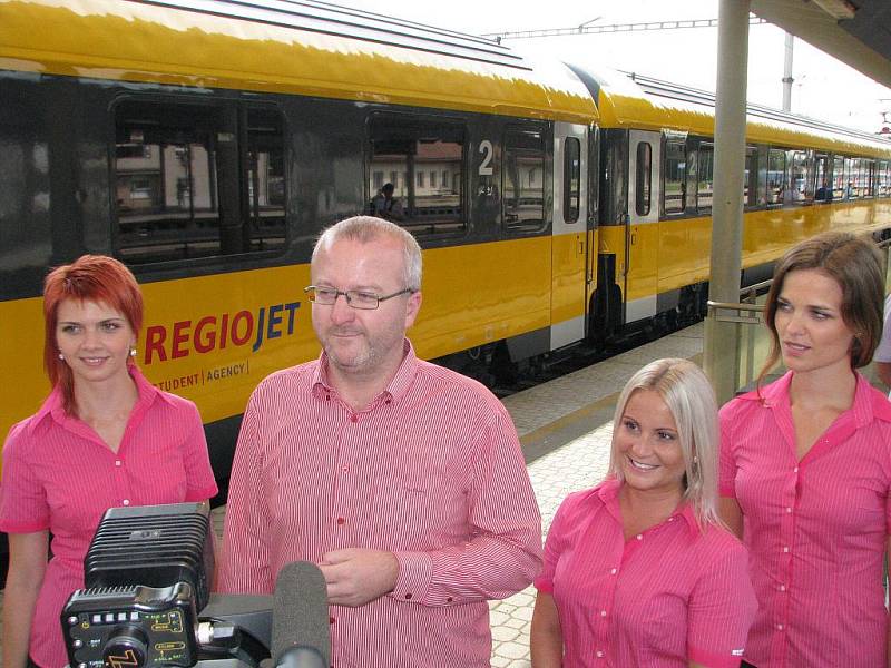 Představení IC RegioJet při servisní jízdě z krnovské lakovny do Kolína, kde bude vlak vybaven novým interiérem.