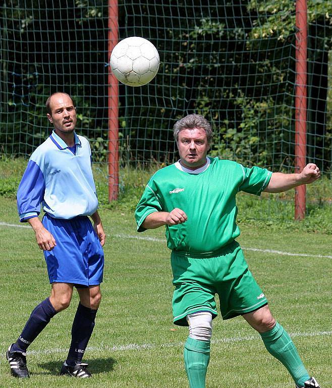 Doubravský turnaj vyhrál Baník Rychvald. Na snímku zápolí hráči Interu Petrovice (modré dresy) s Baníkem F. Orlová.