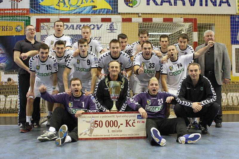 Házenkáři Baníku OKD Karviná obdrželi za vítězství v poháru další trofej a šek na 50 tisíc korun.