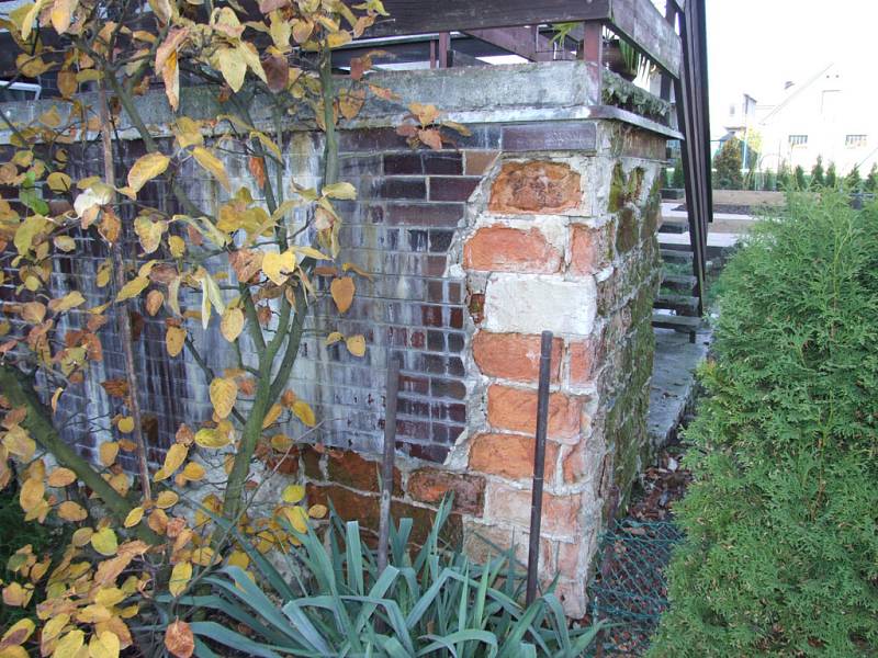 Kachličky z chátrající stěny terasy padají na pozemek sousedů