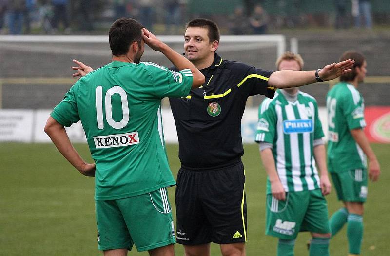 Rozhodčí Josef Váňa předvádí prostná cvičení před bekem Bohemky Janem Pencem.