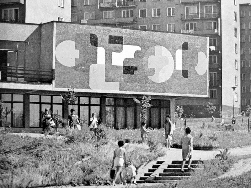 Budova havířovské Městské knihovny z počátku 70. let minulého století na Šrámkově ulici