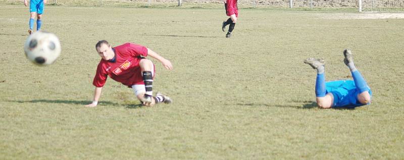 Z derby Petrovice (rudé dresy) - Albrechtice.