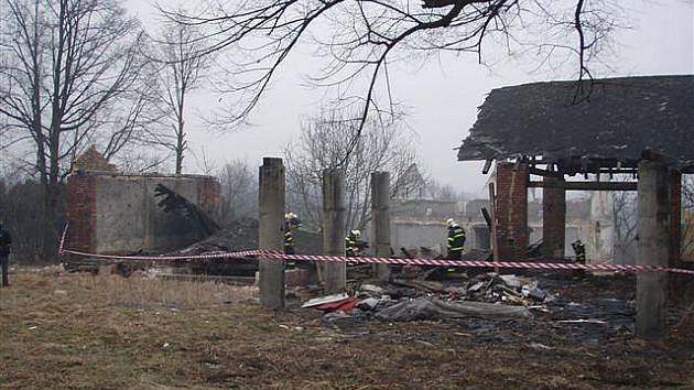 V Orlové-Porubě se v pátek odpoledne zřítila střecha staré stodoly. Zraněn byl při tom čtrnáctiletý chlapec.