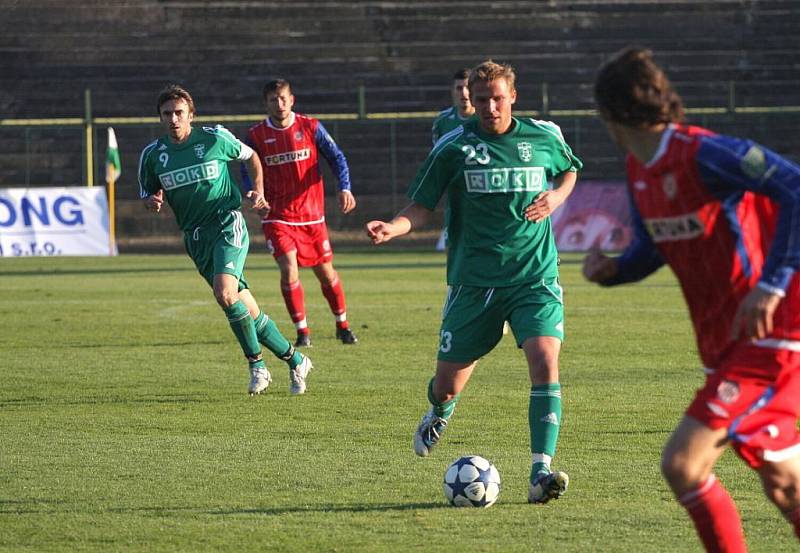 Karviná (zelené dresy) porazila v poháru Brno 2:0. Odveta se hraje za dva týdny.