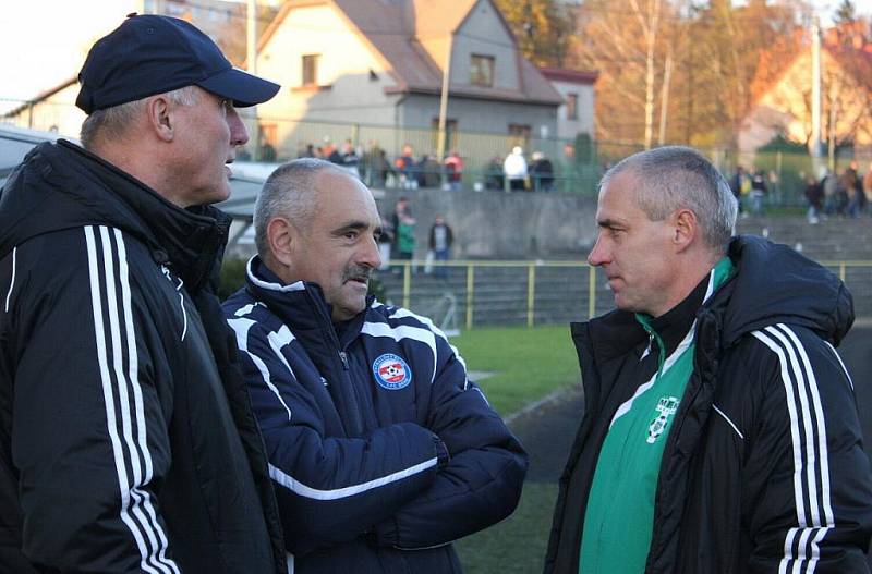 Karvinští trenéři Vladimír Schäffer (vlevo) a Karel Kula (vpravo) v rozhovoru s brněnským Karlem Večeřou (uprostřed).