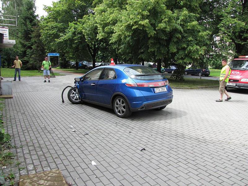 Nehoda dvou osobních vozů na Dlouhé třídě