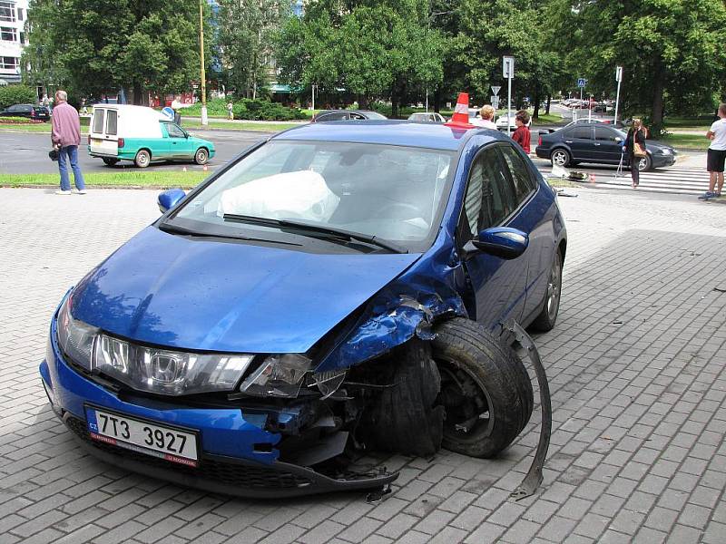 Nehoda dvou osobních vozů na Dlouhé třídě