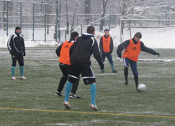 Fotbalisté MFK si na úvodním tréninku zahráli na dvě. Ode dneška již polykají koňské kondiční dávky.