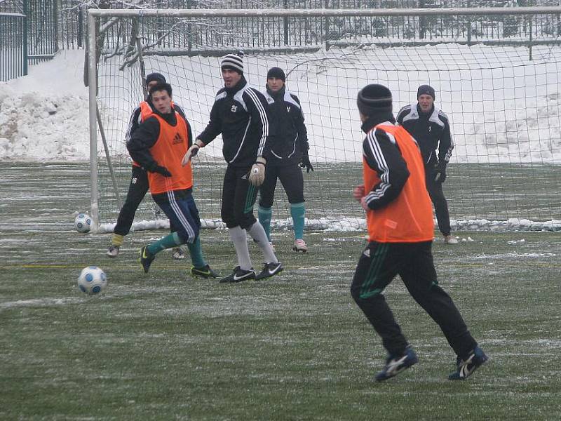 Fotbalisté MFK si na úvodním tréninku zahráli na dvě. Ode dneška již polykají koňské kondiční dávky.