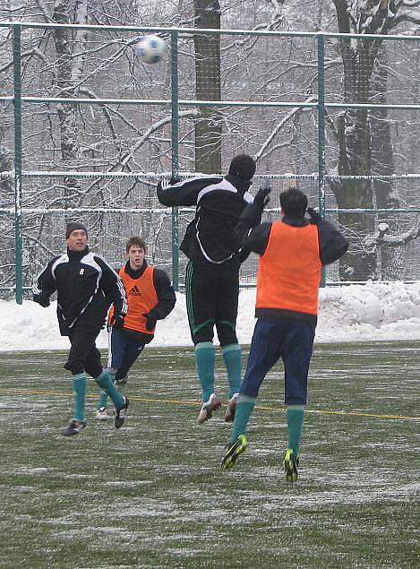 Fotbalisté MFK si na úvodním tréninku zahráli na dvě. Ode dneška již polykají koňské kondiční dávky.