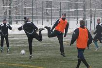 Fotbalisté Karviné na snímku předvádějí jakýsi tatranský tanec, známý spíše u slovenských bačů, který je v jejich podání ovšem velmi synchronizovaný.