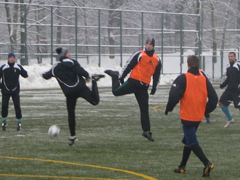 Fotbalisté Karviné na snímku předvádějí jakýsi tatranský tanec, známý spíše u slovenských bačů, který je v jejich podání ovšem velmi synchronizovaný.