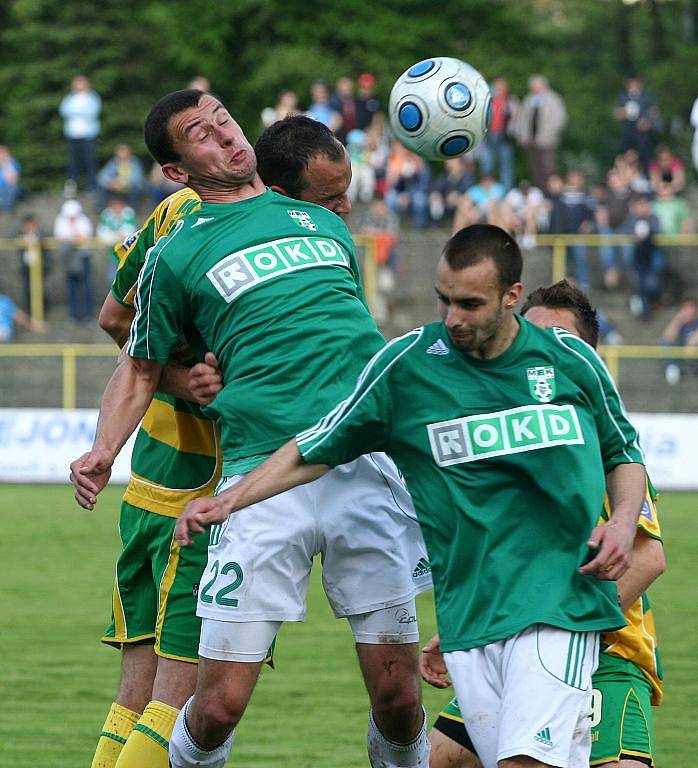 Fotbalisté Karviné (v zeleném) se rozešli se Sokolovem smírně 2:2.
