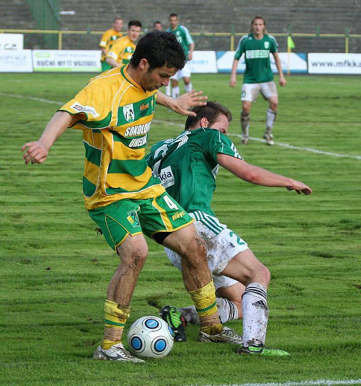 Fotbalisté Karviné (v zeleném) se rozešli se Sokolovem smírně 2:2.