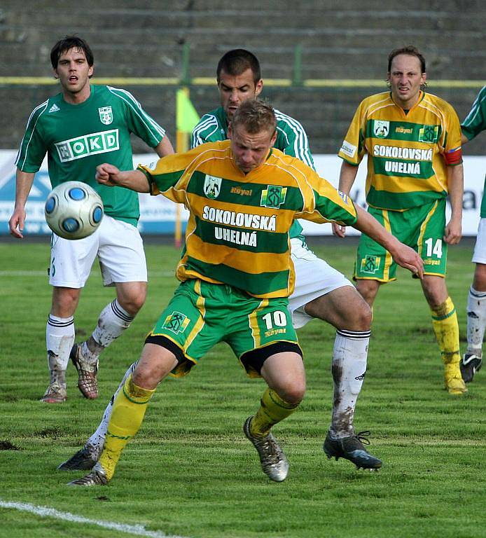 Fotbalisté Karviné (v zeleném) se rozešli se Sokolovem smírně 2:2.