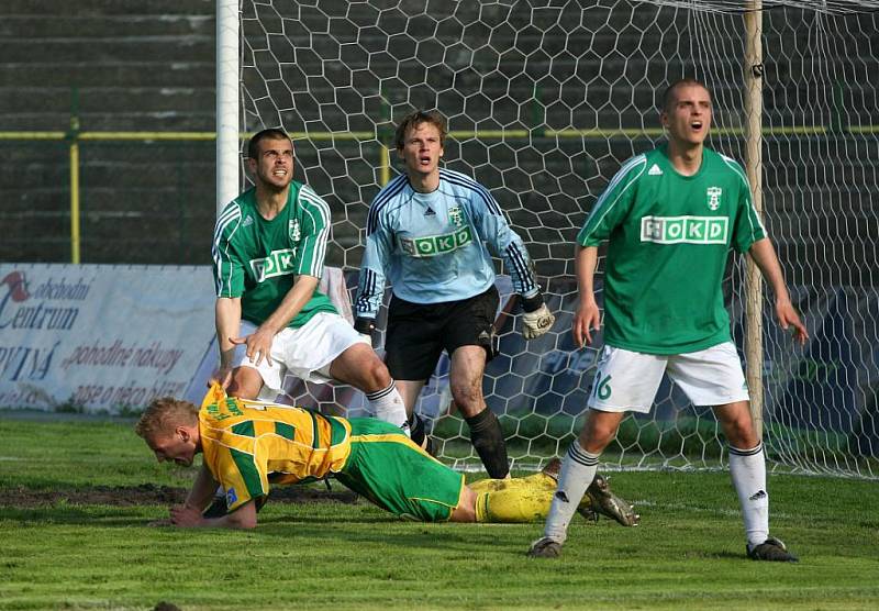 Fotbalisté Karviné (v zeleném) se rozešli se Sokolovem smírně 2:2.