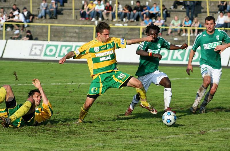 Fotbalisté Karviné (v zeleném) se rozešli se Sokolovem smírně 2:2.