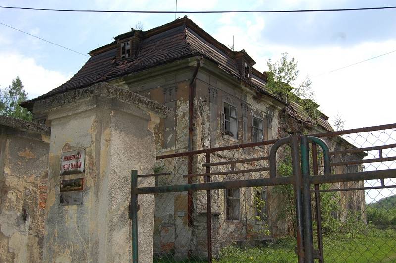 Zámek v Ropici je stále zchátralý, ačkoli se jeho nový majitel už dlouhé měsíce dušuje, že začne s jeho rekonstrukcí.