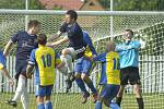 Okresní derby Dětmarovice (modré dresy) - Stonava vyhráli domácí 2:0.