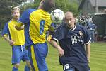 Okresní derby Dětmarovice (modré dresy) - Stonava vyhráli domácí 2:0.