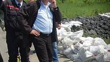 Premiér Jan Fischer navštívil v sobotu Karvinou. Do Darkova se přijel podívat na to, co zde napáchala v tomto týdnu voda.