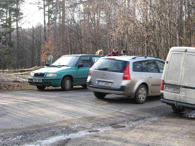 Někteří řidiči kolem nehody projeli bez povšimnutí a bez zastavení.