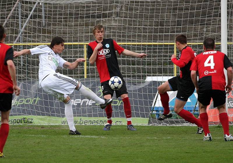 Fotbalisté Karviné (v bílém) zdolali doma Sezimovo Ústí 2:0.