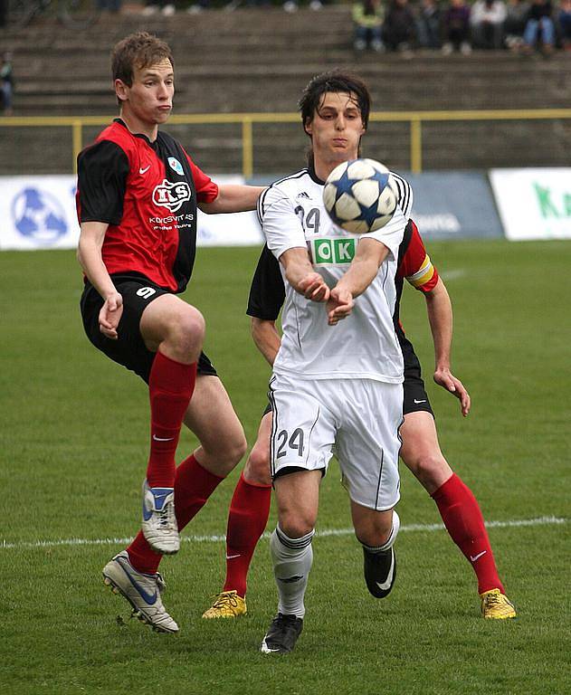 Fotbalisté Karviné (v bílém) zdolali doma Sezimovo Ústí 2:0.