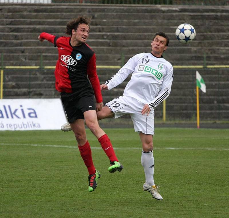 Fotbalisté Karviné (v bílém) zdolali doma Sezimovo Ústí 2:0.