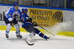 Hokejisté Karviné (v modrém) na Valašsku nepřesvědčili a přišli o vítězství v základní části II. ligy.