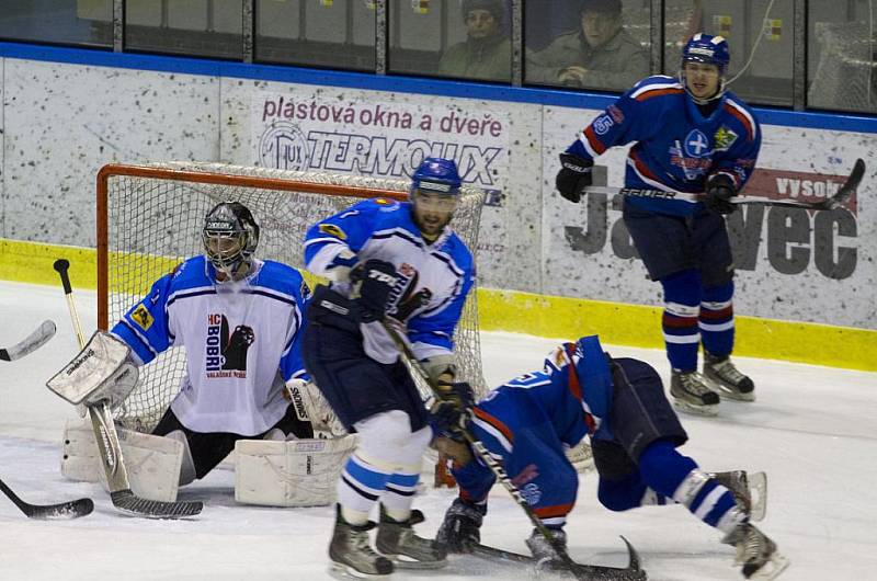 Hokejisté Karviné (v modrém) na Valašsku nepřesvědčili a přišli o vítězství v základní části II. ligy.