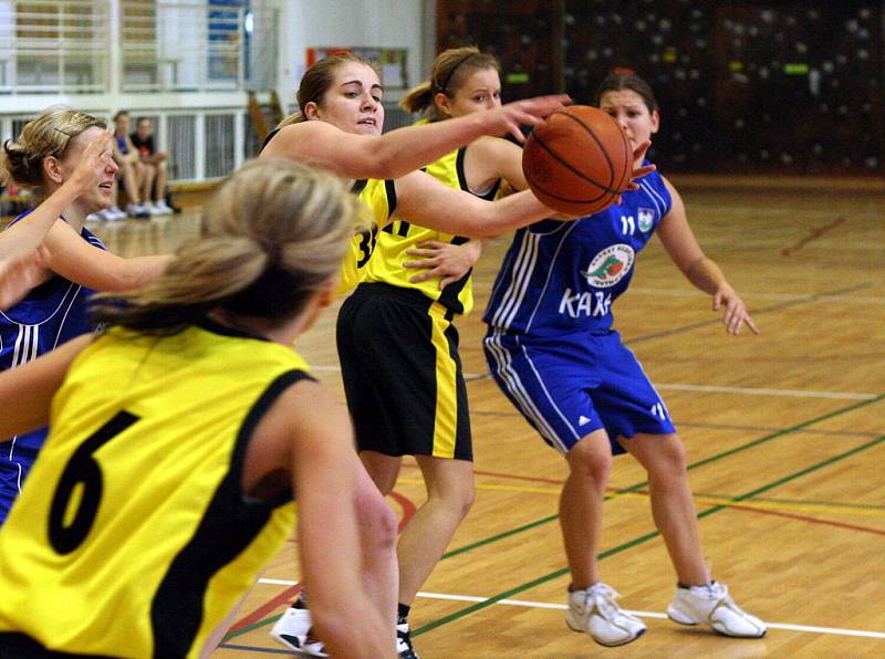 Basketbalistky Orlové (ve žlutém) učinily důležité kroky k záchraně ve II. lize.