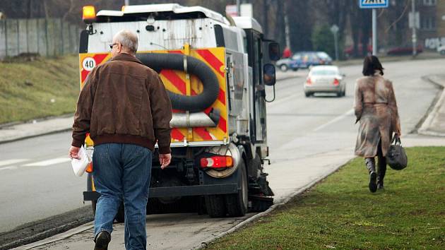 V Karviné začali s úklidem cest a chodníků. Opraveny budou také výtluky